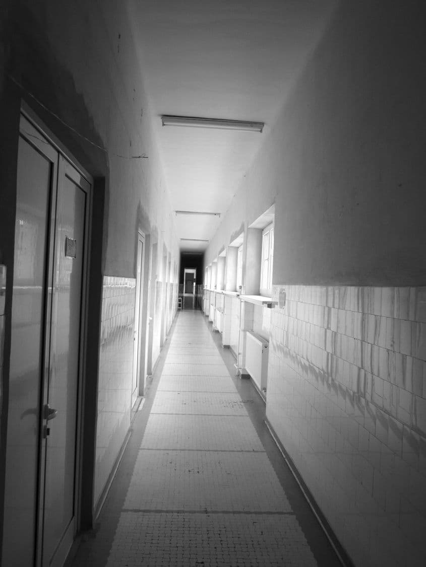 Coridorul unui sanatoriu de TBC. Fotografie: Jonathan Stillo