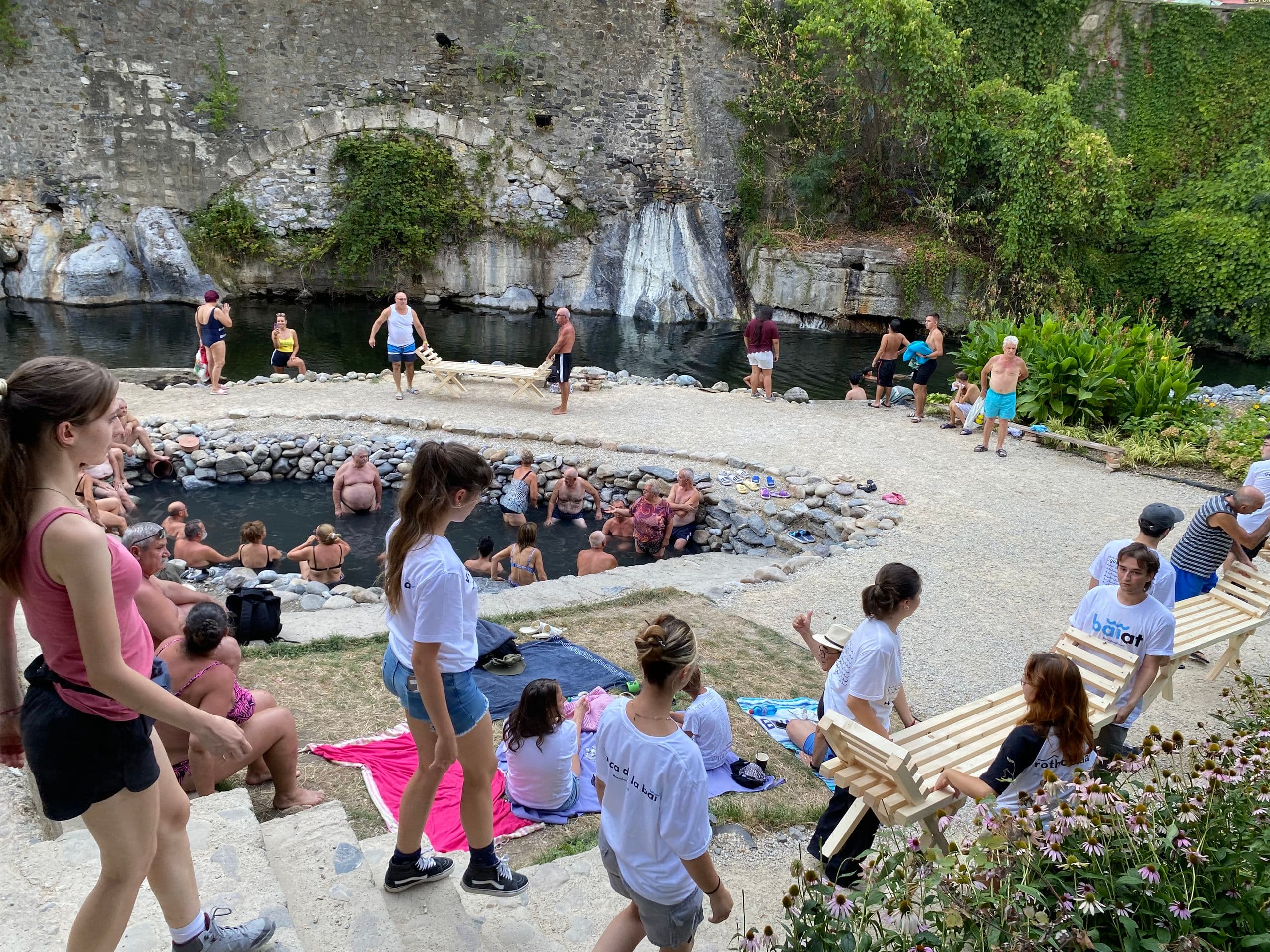 Voluntarii Școlii de vară „Baia de Arhitectură” aduc băncile proaspăt făcute pentru Via Sissi. Foto: Oana Moisil