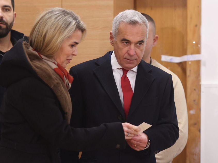 Calin Georgescu voteaza impreuna cu sotia sa la alegerile parlamentare, la o scoala din Mogosoaia, 1 decembrie 2024. Inquam Photos / George Calin