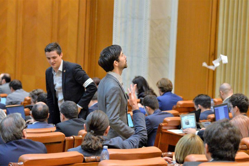 Liviu Pleșoianu (cu coadă) aruncă banderola adusă de Matei Dobrovie (cu cioc). Foto: Lucian Muntean