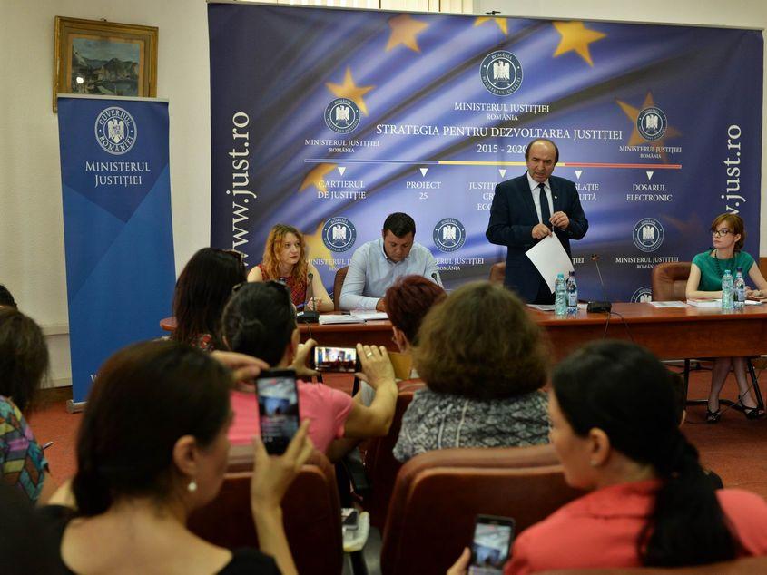 Ministrul Justiției a condus dezbaterea pe tema introducerii unui prag valoric pentru infracțiunea de abuz în serviciu. Fotografii: Lucian Muntean