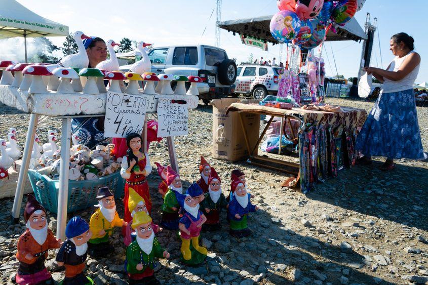 Festivalul Lubeniței, invadat de berze și pitici de ipsos.