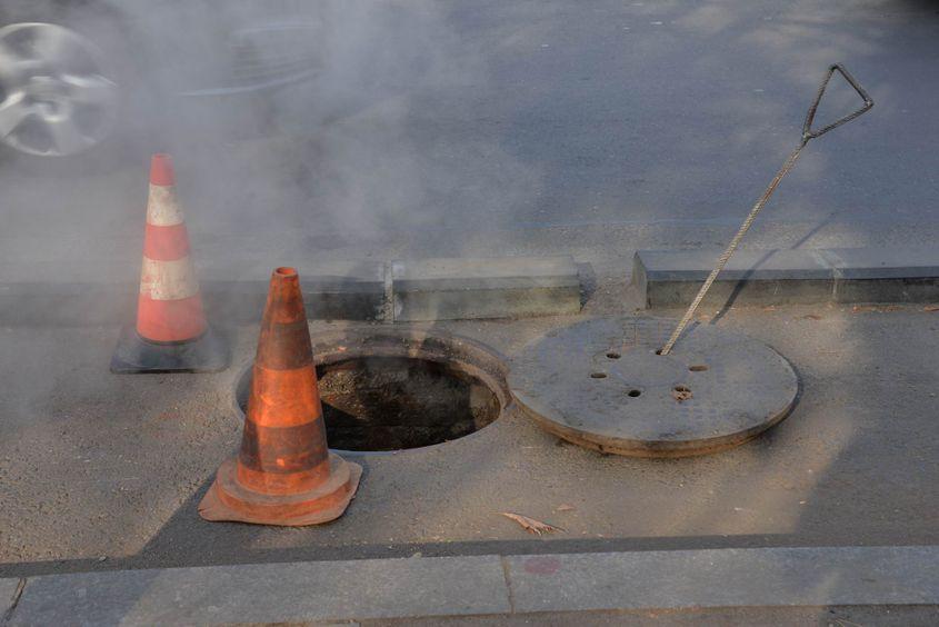 Pe aici iese apa caldă care ar fi trebuit să ajungă la noi.
Foto: Lucian Muntean