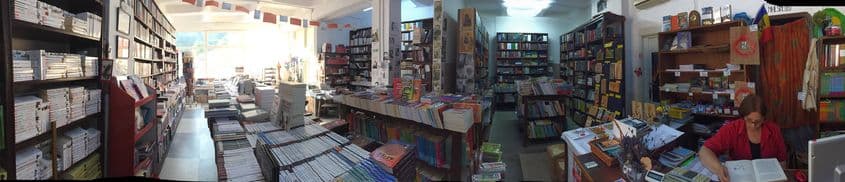 Mirela Oprean (în colțul din dreapta), între cărți, unde și-a trăit toată viața. Foto: Facebook Librăria Sabin Opreanu