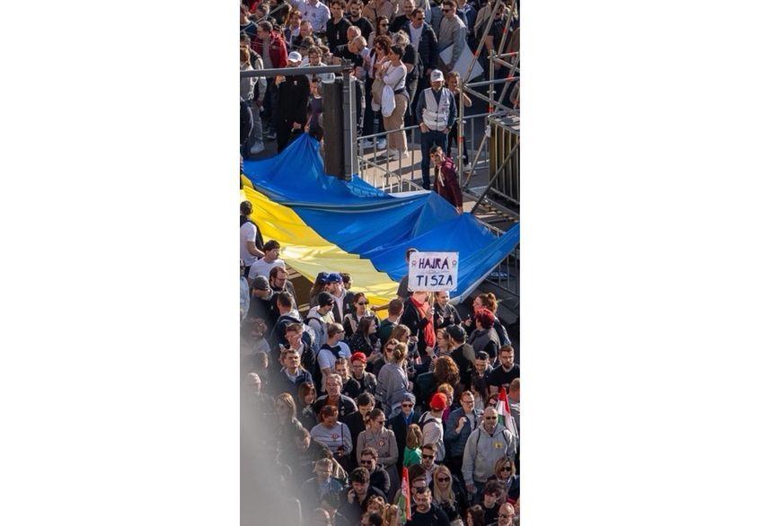 Un steag ucrainean în mulțimea lui Magyar a fost cel mai probabil un eveniment regizat.
Sursă: Kubatov Gábor/Facebook