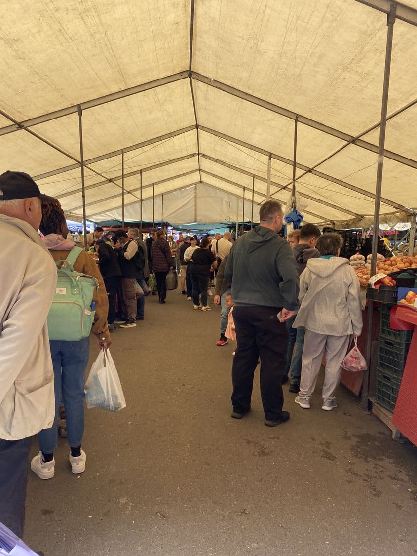 Vânzătorii se grăbesc să servească când în stânga, când în dreapta. Foto: PressOne
