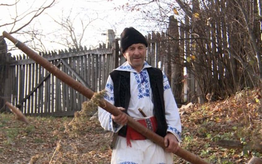 Imagine de arhivă, cu Mircea Micu în curtea casei sale din Sărulești.