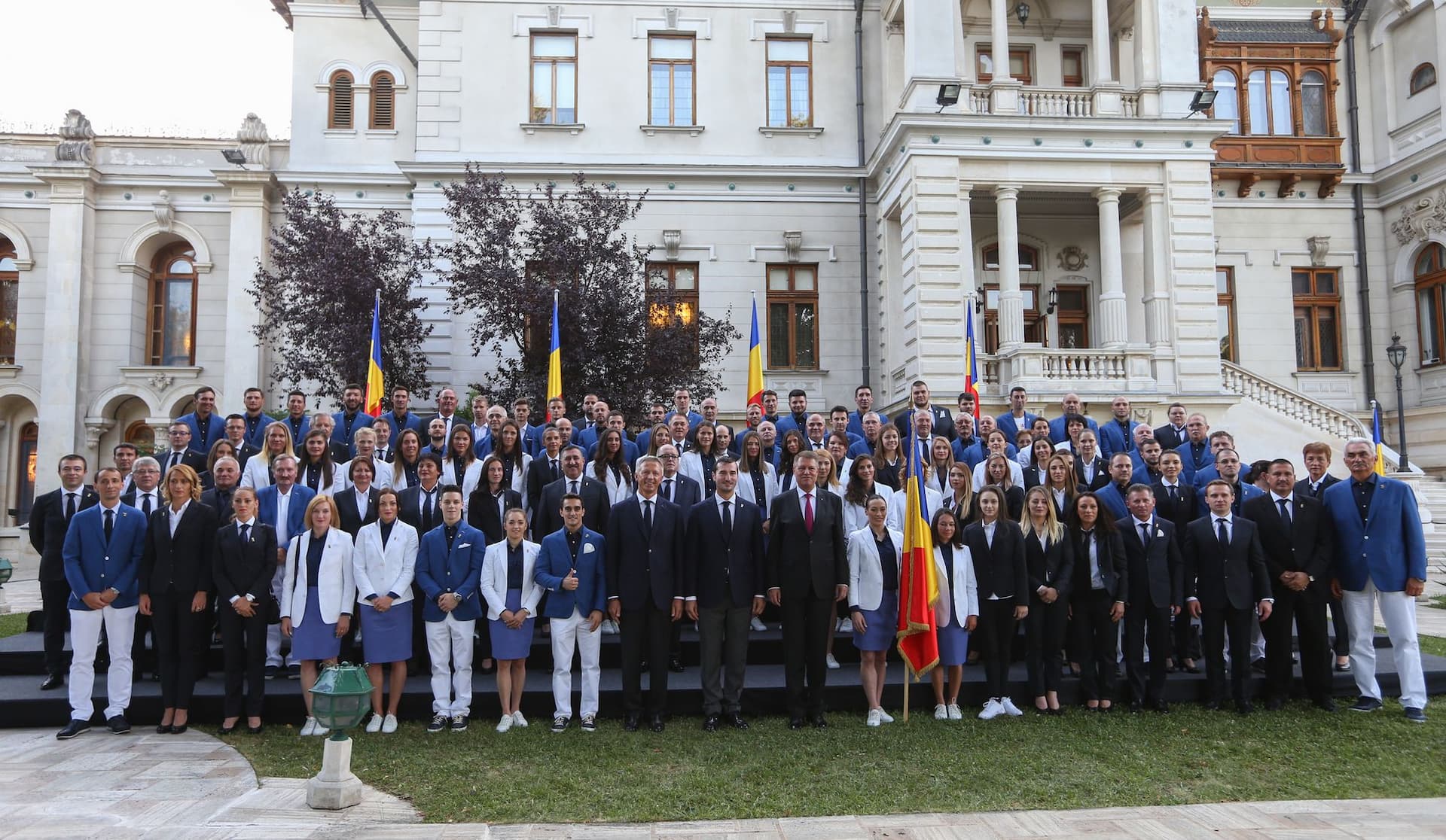 Președintele Klaus Iohannis, împreună cu echipa olimpică de la Rio, în 2016 © <a target="_blank" href="https://www.dreamstime.com/carolrobert_info">CarolRobert</a> | <a target="_blank" href="https://www.dreamstime.com/photos-images/olympics-romania.html">Dreamstime.com</a>