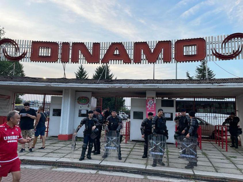 Jandarmii nu poarta masca