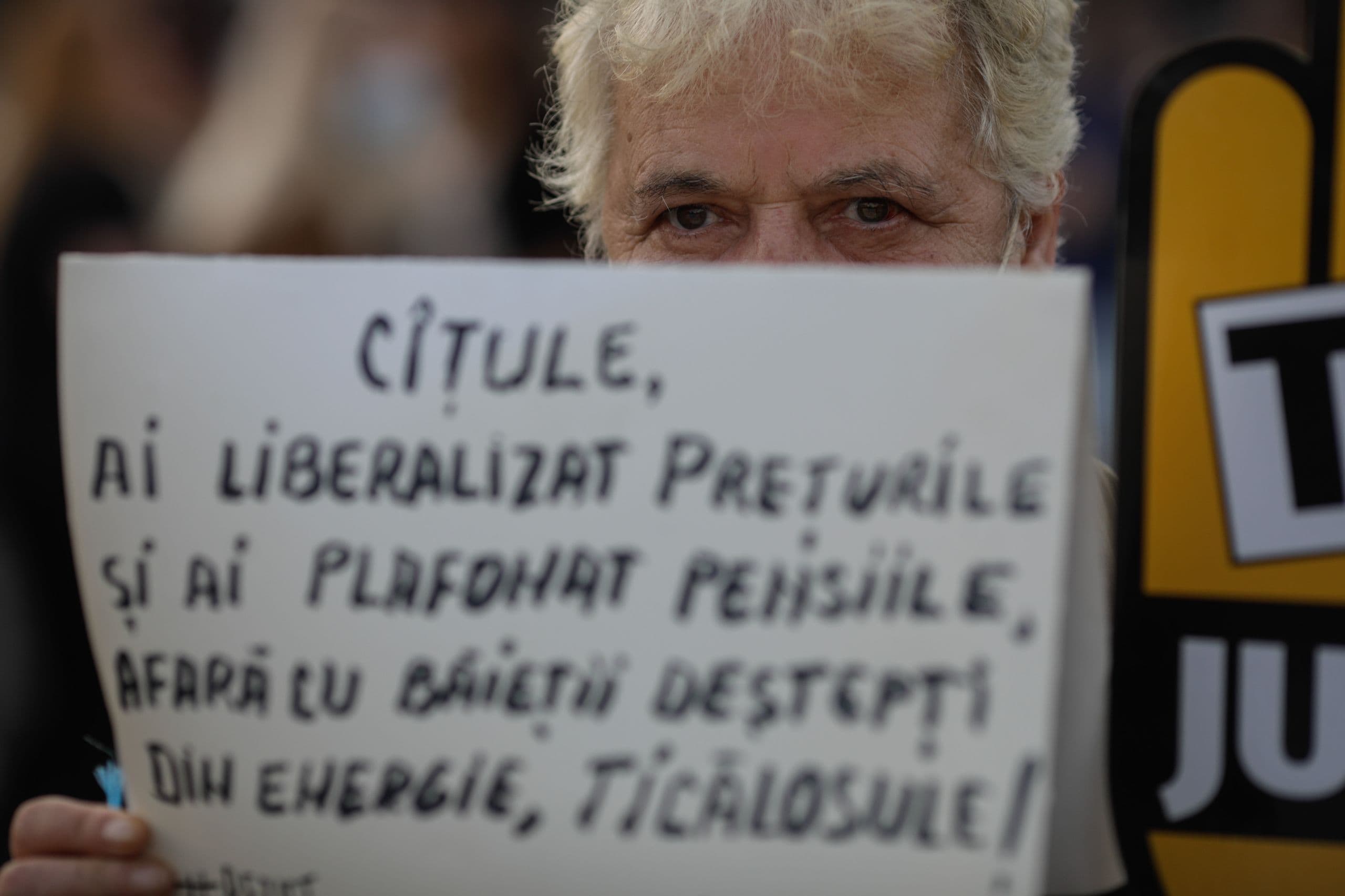 Câteva zeci de persoane participă la protestul "Apărăm justiția, Cîțu demisia!" organizat pentru a cere demisa premierului în funcție, în București, 4 septembrie 2021. Inquam Photos / George Calin