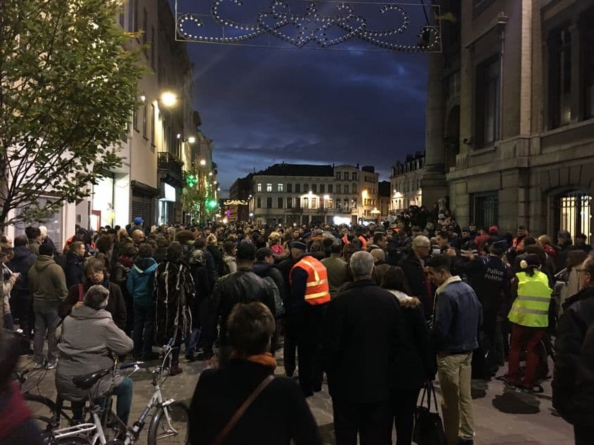 Manifestație pentru pace în piața principală din Molenbeek, suburbie a Bruxellesului unde au locuit majoritatea atacatorilor musulmani de la Paris. Foto: Marius Nicolescu