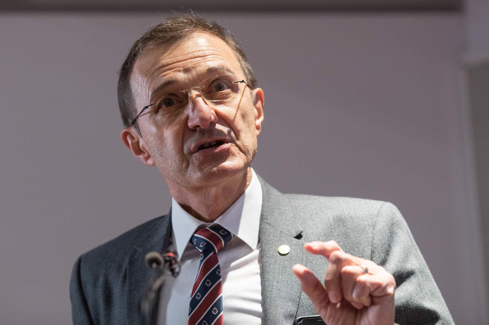 Ioan Aurel Pop, președintele CNATDCU, admite că unele sesizări – în ultimii 5 ani au fost depuse doar 122 de sesizări de plagiat – "au creat probleme". Printre cele mai vechi sesizări asupra cărora CNATDCU încă n-a îndrăznit să se pronunțe este una depusă încă din 2015 pe numele actualului procuror general adjunct, Bogdan Licu. Din 2018 încoace Licu încearcă – și nu reușește – să renunțe voluntar la titlul de doctor, în baza unei prevederi legislative propuse și girate, cu dedicație pentru plagiatori, de actualul ministru Sorin Cîmpeanu. FOTO: Inquam Photos / Ilona Andrei