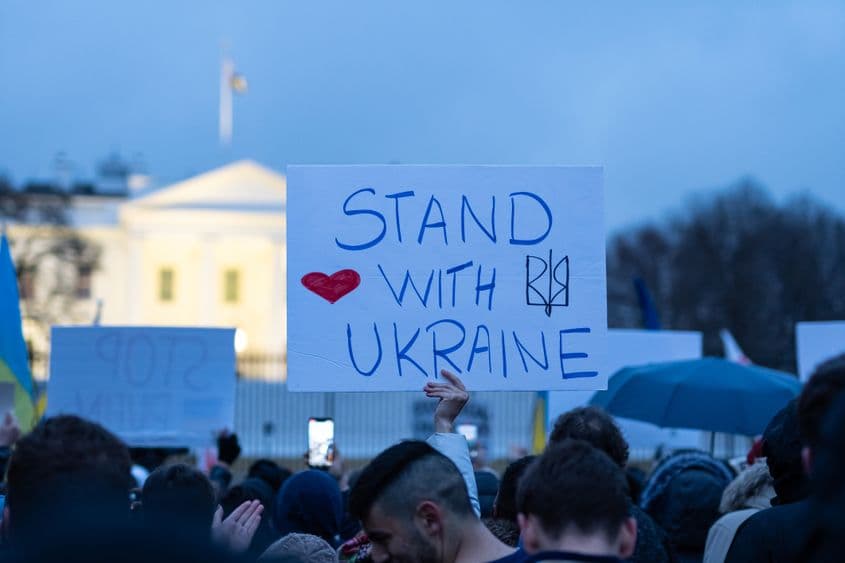 Protest pro-Ucraina în fața Casei Albe din Washington DC, la începutul invaziei ruse. Foto © Eli Wilson | Dreamstime.com