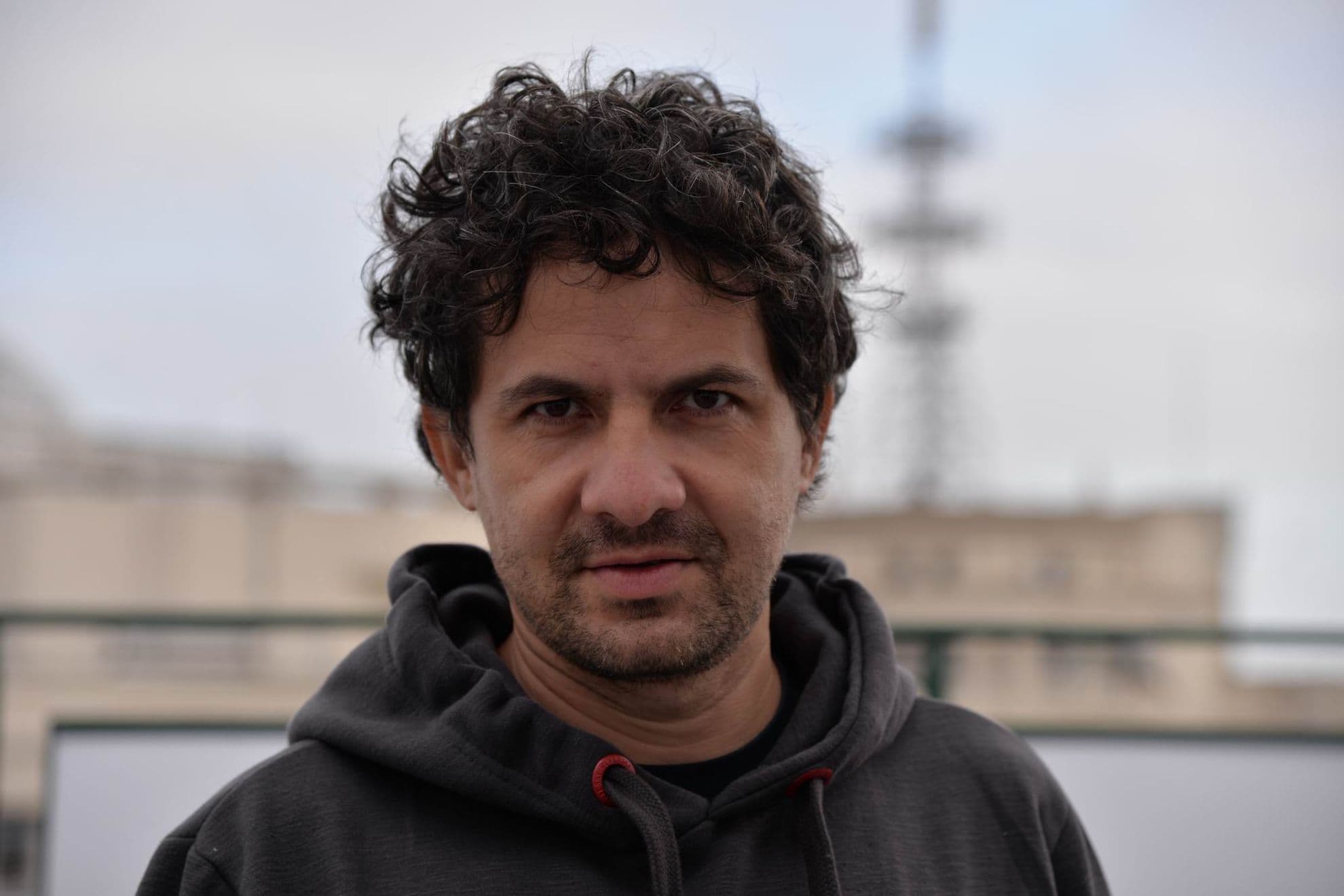 <em>Arhitectul-peisagist Bogdan Nicolae coordonează lucrările de amenajare a grădinii Senatului. Foto: Lucian Muntean</em>