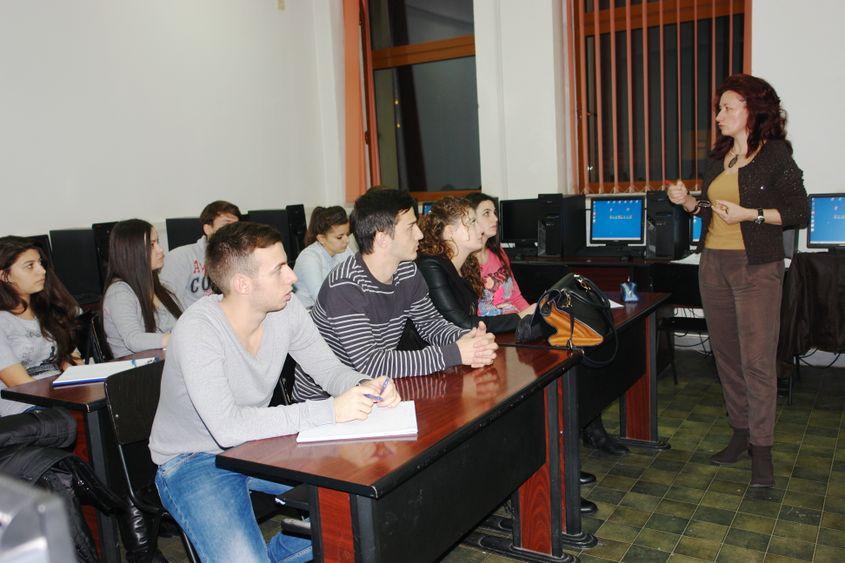 Virginia Mărăcine își împarte timpul între catedra de la ASE și voluntariatul la SMURD.