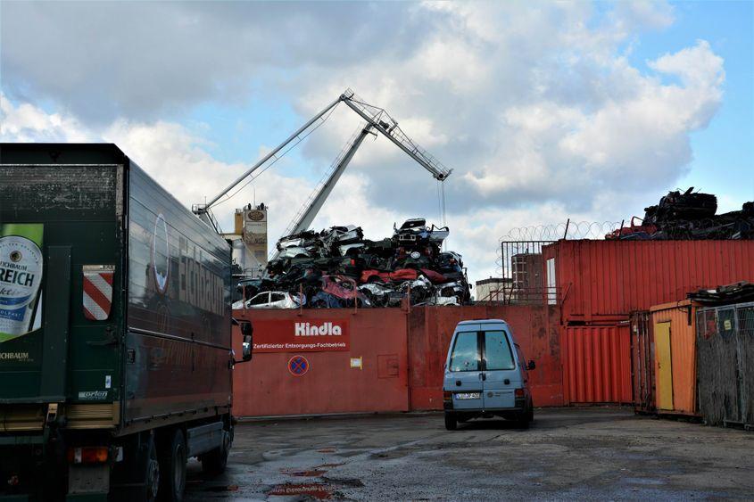 Mașinile care sunt atât de uzate încât nici măcar românii nu le iau ajung la fier vechi.