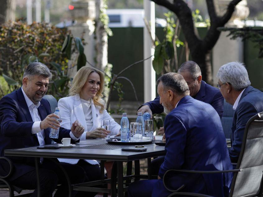 Liderii PSD si PNL se intalnesc la sediul aliantei inainte de a merge sa depuna semnaturile pentru alegerile europarlamentare la sediul BEC, in Bucuresti, 5 aprilie 2024. Inquam Photos / Octav Ganea