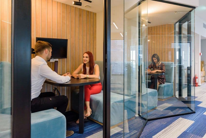 Nu este ușor să ții în țară ingineri extrem de talentați. Tot biroul este gândit pentru a-i face să se simtă parte a unui organism high-tech, întins pe mai multe continente