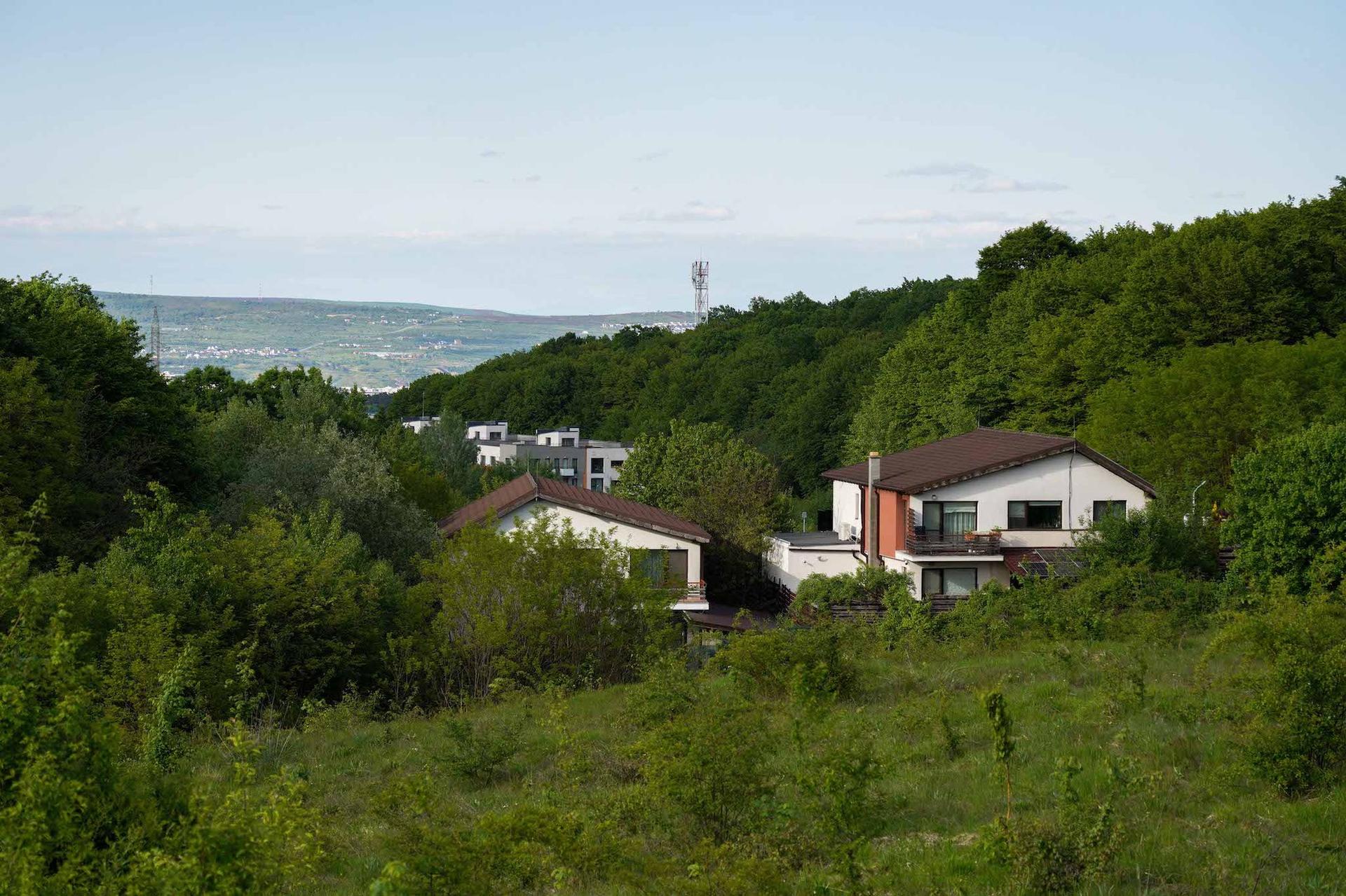 Blocurile din zona supranumită Citadela Făget, deasupra cărora va fi construit un alt cartier de duplexuri de circa 5 hectare. Foto: Raul Ștef (c)