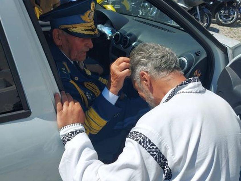Motocu primește binecuvântarea de la generalul antisemit Radu Theodoru. Fotografie via Facebook