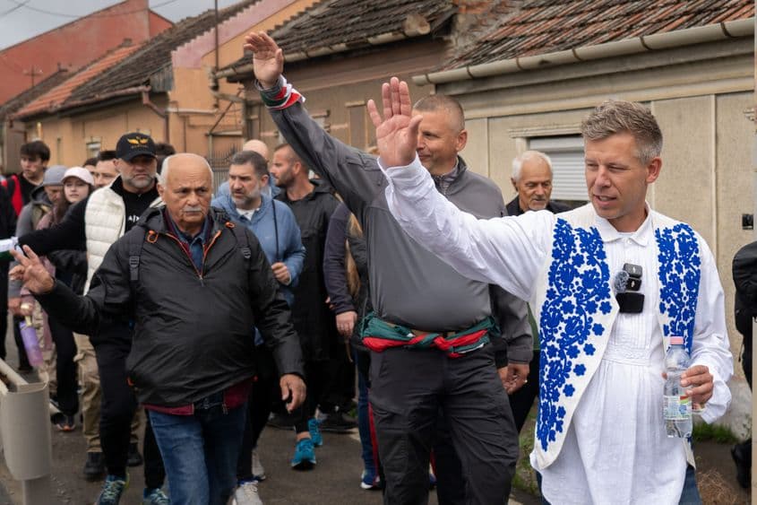 Liderul opoziţiei din Ungaria Peter Magyar a trecut graniţa în România, la Borș dupa 11 zile si 300 km parcursi. Foto: Raul Ștef (c)