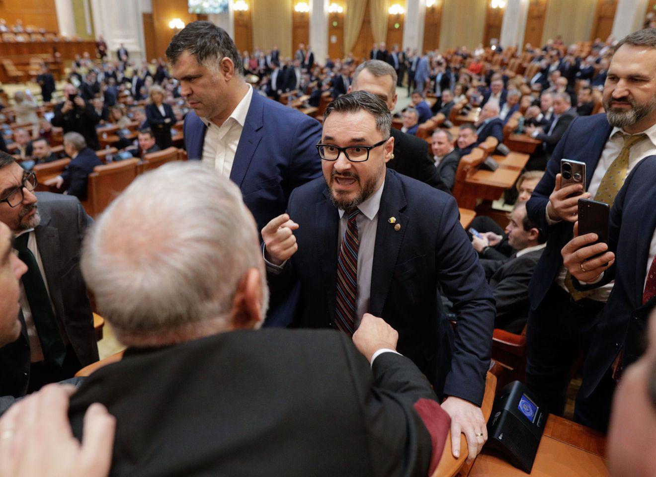 Ședința plenului reunit al Camerei Deputaților și Senatului pentru dezbaterea bugetului României pe anul 2023 FOTO: Inquam Photos / George Calin