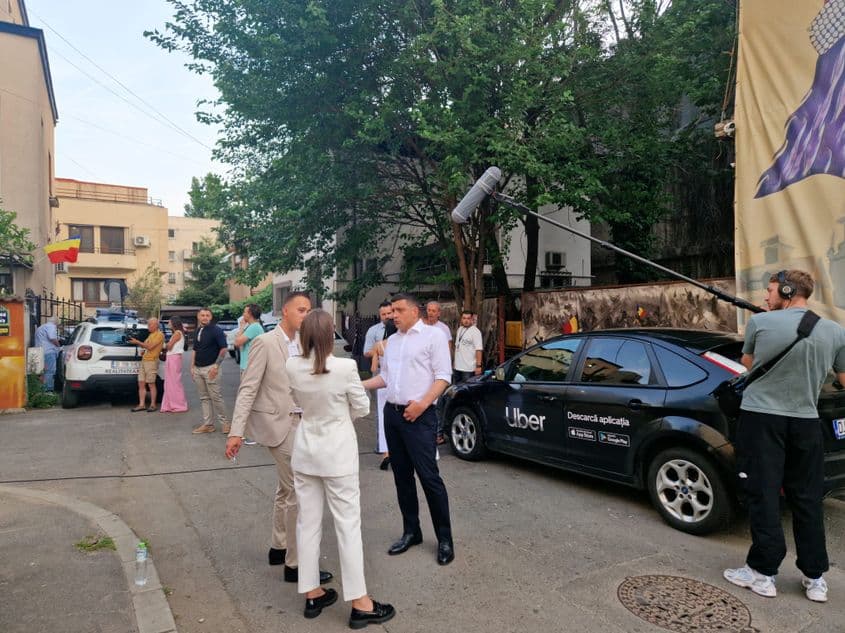 George Simion i-a spus fiecărui jurnalist dispus să-l asculte că nu crede în sondajele date de televiziuni. Foto: Răzvan Filip