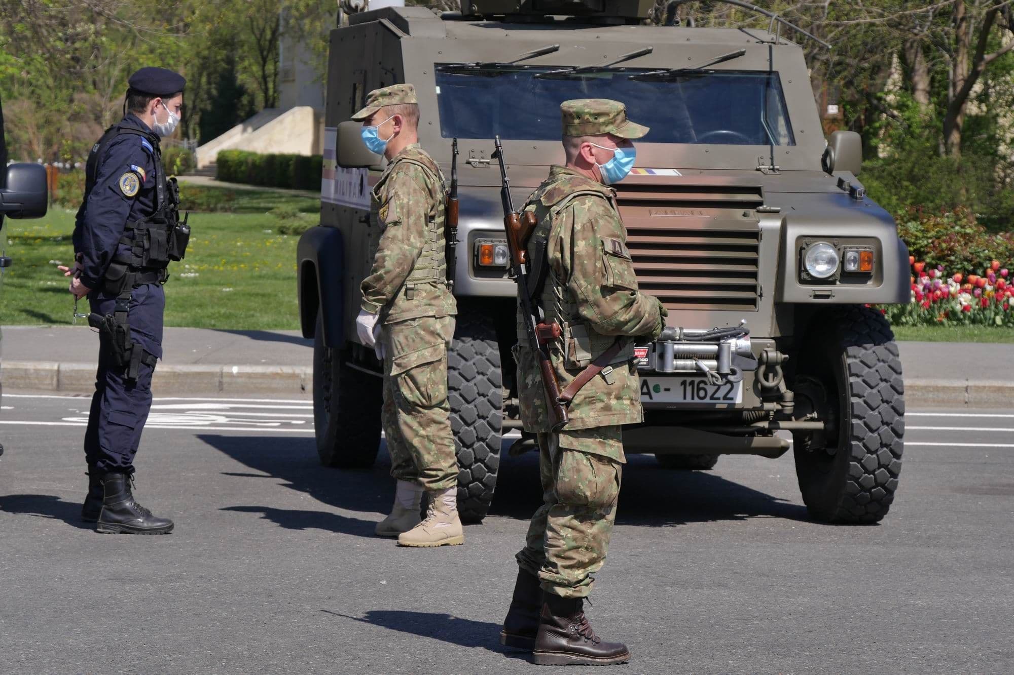 Statul român a făcut ce a știut, comunicând bățos și poticnit. Rezultatele au fost, surprinzător, mai bune decât în alte țări europene. Poliția Rutieră, Poliția Militară și Jandarmeria verifică conducătorii auto în perioada stării de urgență, în Piața Victoriei din București. Foto: Lucian Muntean