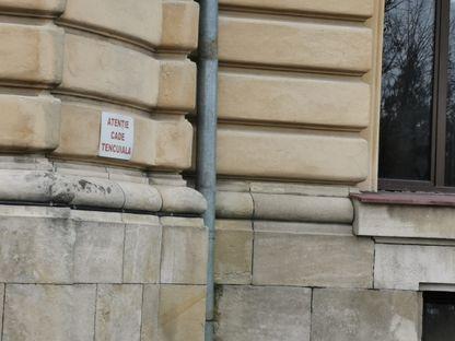 „Atenție, cade palatul”. Clădirea Universității de Medicină și Farmacie „Carol Davila” este plină de crăpături, în timp ce planurile de consolidare întârzie