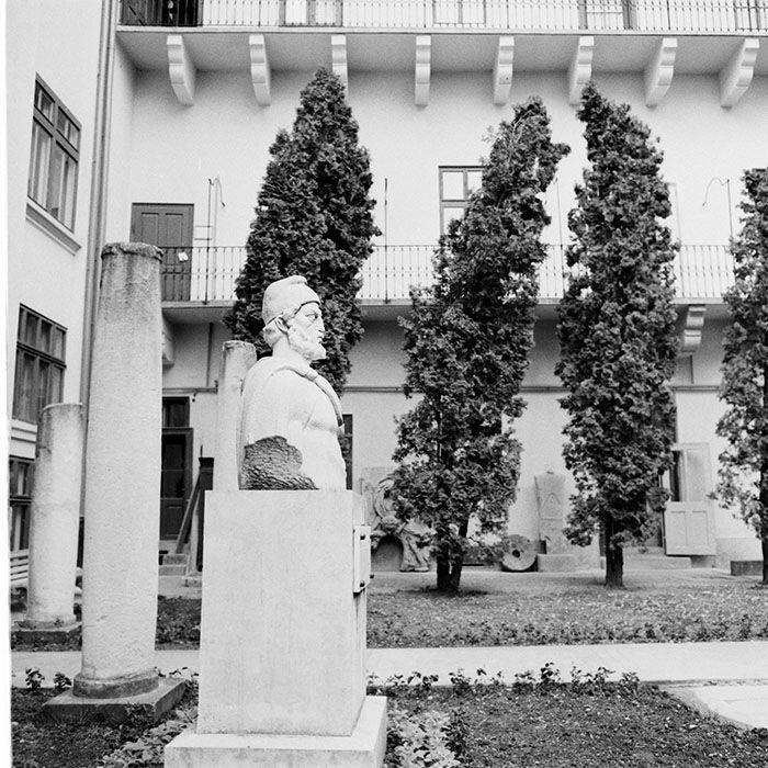 Statuia lui Decebal din curtea Muzeului de Istorie din Cluj-Napoca. Foto: Arhiva Minerva
