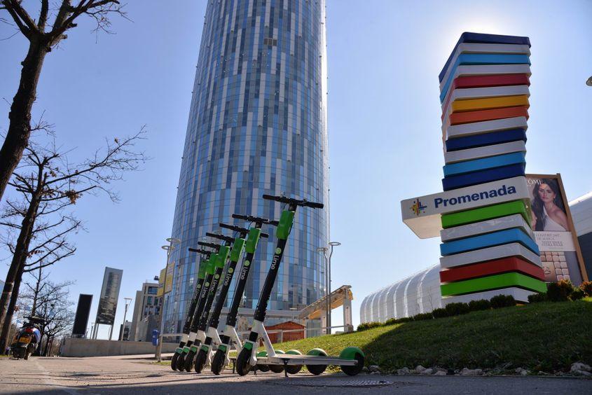 Scăderea fluxului de clienți se vede în jurul clădirilor de birouri din Pipera, acolo unde mai multe companii au permis angajaților să lucreze de acasă. Foto: Lucian Muntean