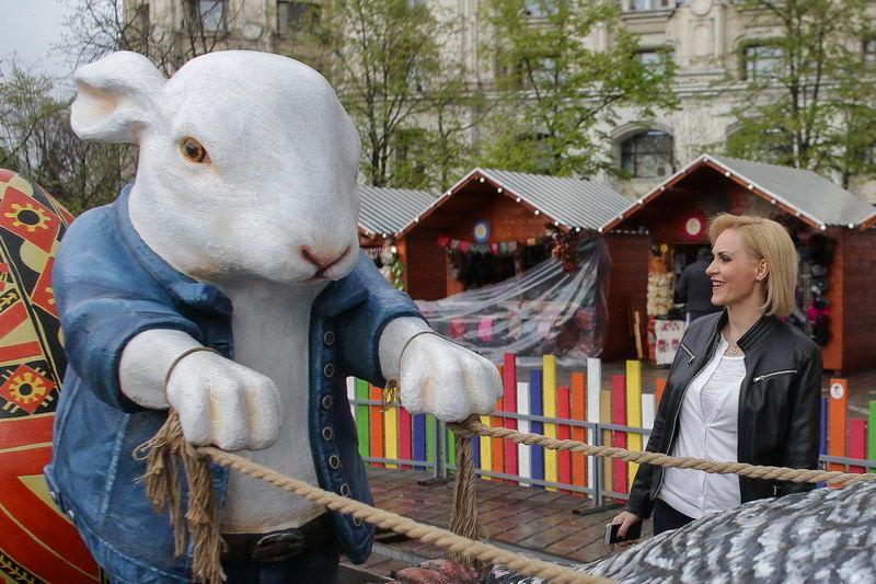„Gabriela Firea privește reprezentarea unui iepure care a înhămat o găină la o căruță, în timp ce vizitează târgul de Paște organizat de Primăria Capitalei, în București.” <em>Inquam Photos / Octav Ganea</em>