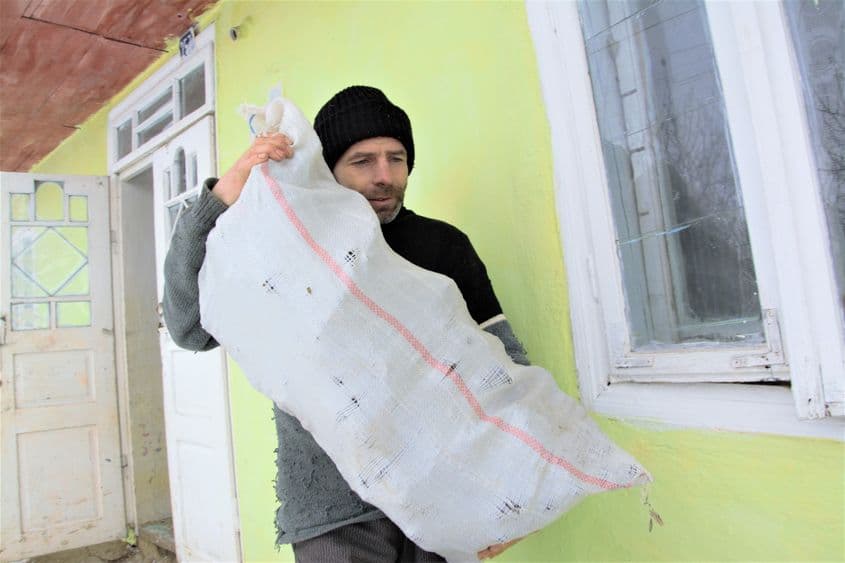 Florin Ionesei a primit un sac de tizic pentru o zi de muncă.