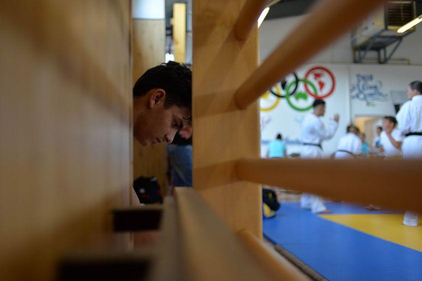 Când crede că nu îl vede nimeni, Alex nu mai zâmbește.