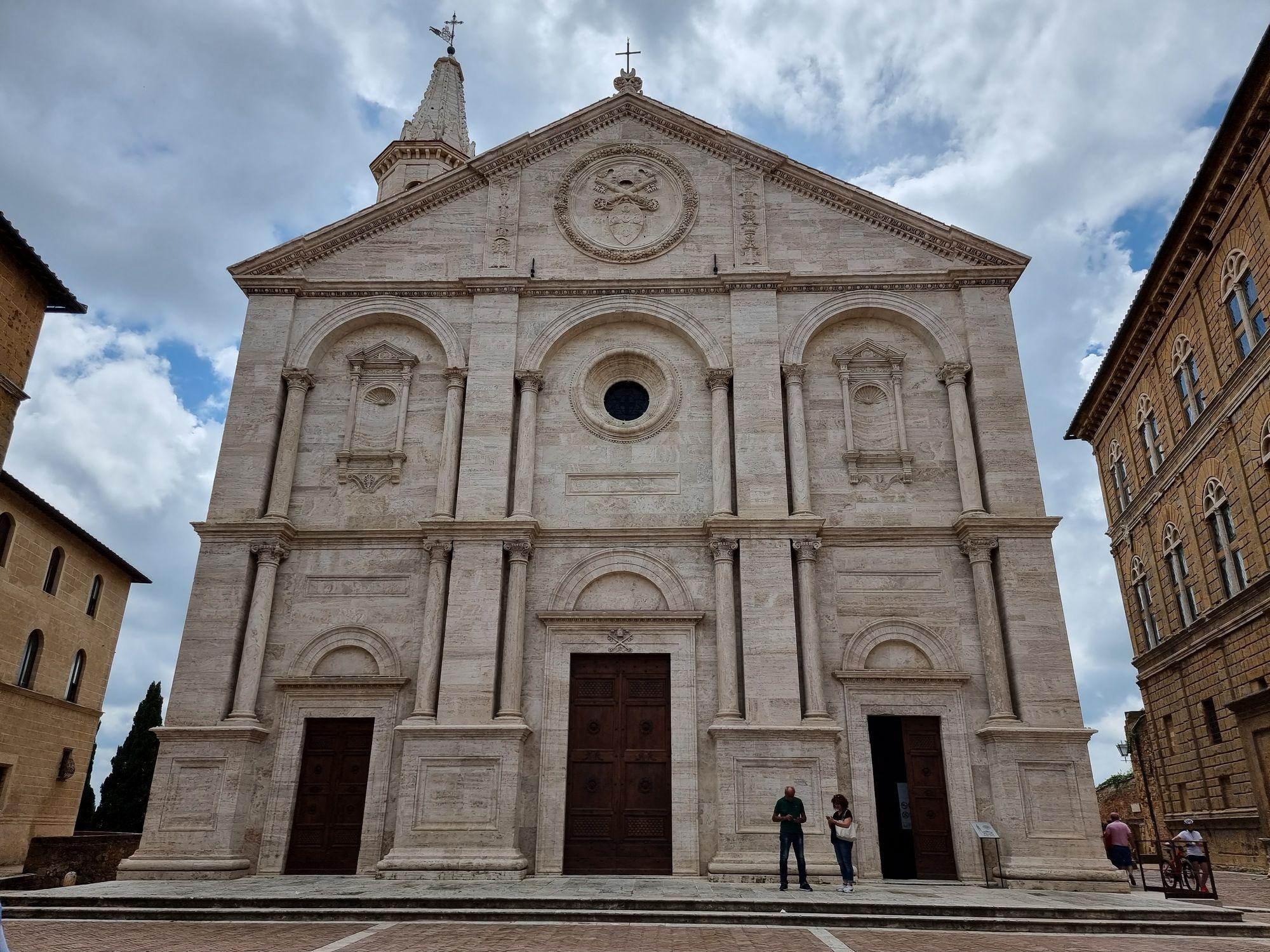 Catedrala din Pienza. Aparent banală. De fapt, a inspirat zeci de alte orașe italiene, apoi lumea întreagă. Foto: Adrian Mihălțianu
