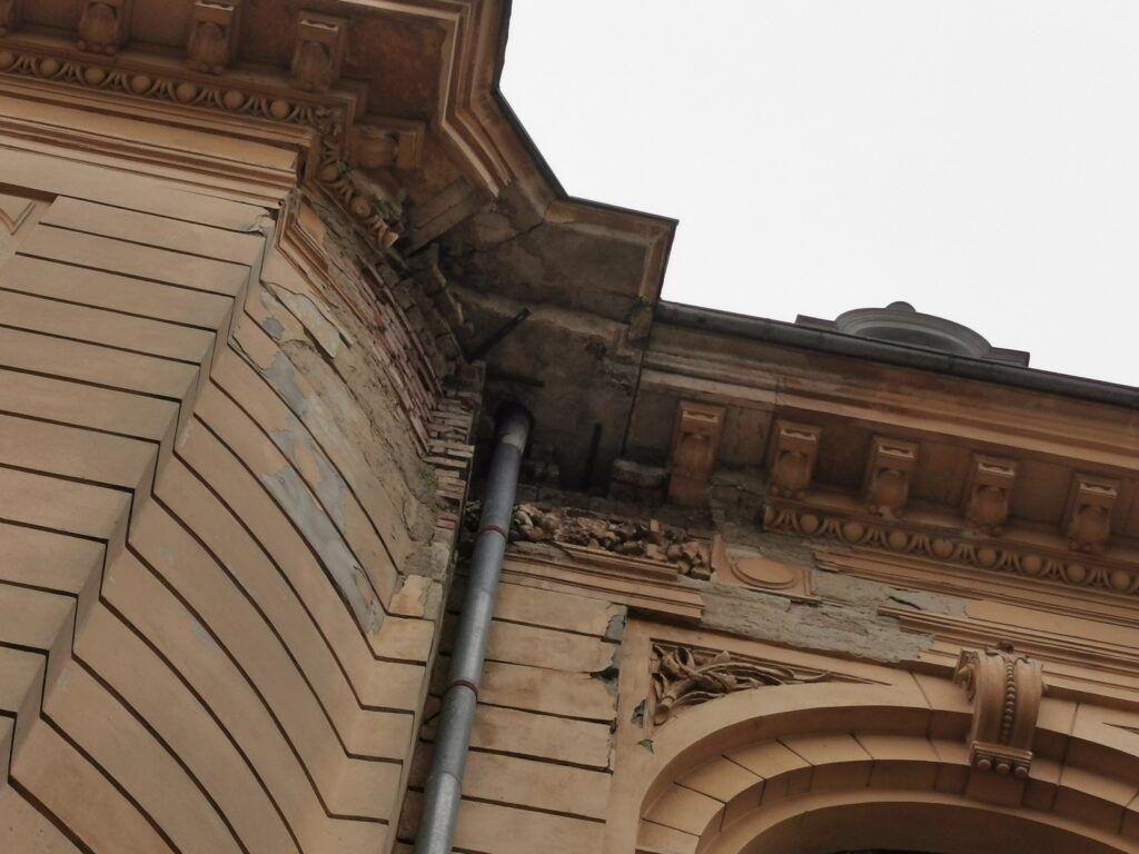 Nici exteriorul clădirii nu se află într-o stare mai bună. Foto: Miriam Țepeș-Handaric