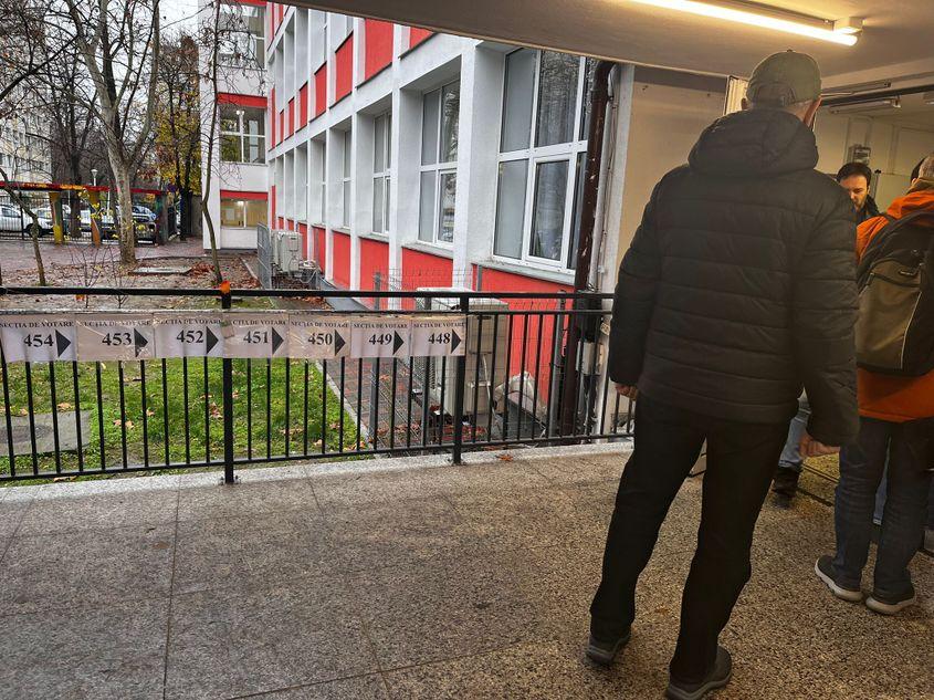 Înainte de prânz, doar câțiva alegători caută secția la care trebuie să voteze. Foto: Mircea Pătrașcu