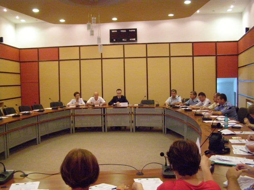 2010. O întâlnire de instrucție a funcționarilor din Piatra Neamț, realizată de AID-ul lui Alexandru Cumpănașu. Foto: Ziar Piatra Neamț.
