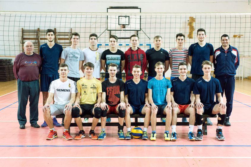 CSS LAPI Dej, generația 1999-2000. Primul din stânga e antrenorul Radu Miclea, iar ultimul de pe rândul de sus e Mircea Itt, antrenorul secund de la lotul național de cadeți.