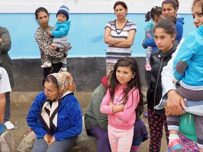 Pojarul statului. În focar de rujeolă, copiii sunt daţi cu răchie şi îmbrăcaţi în roşu