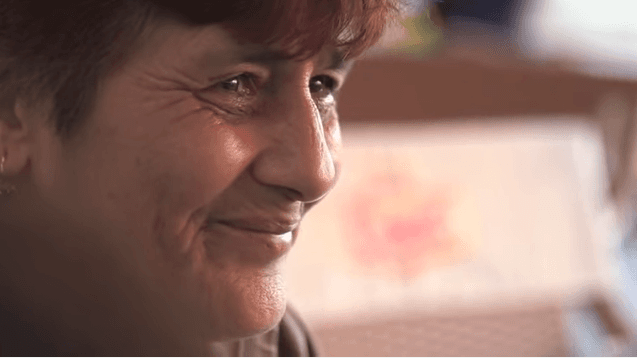Mama biologică a Măriucăi (captură din documentarul „L’enfant du diable”)
