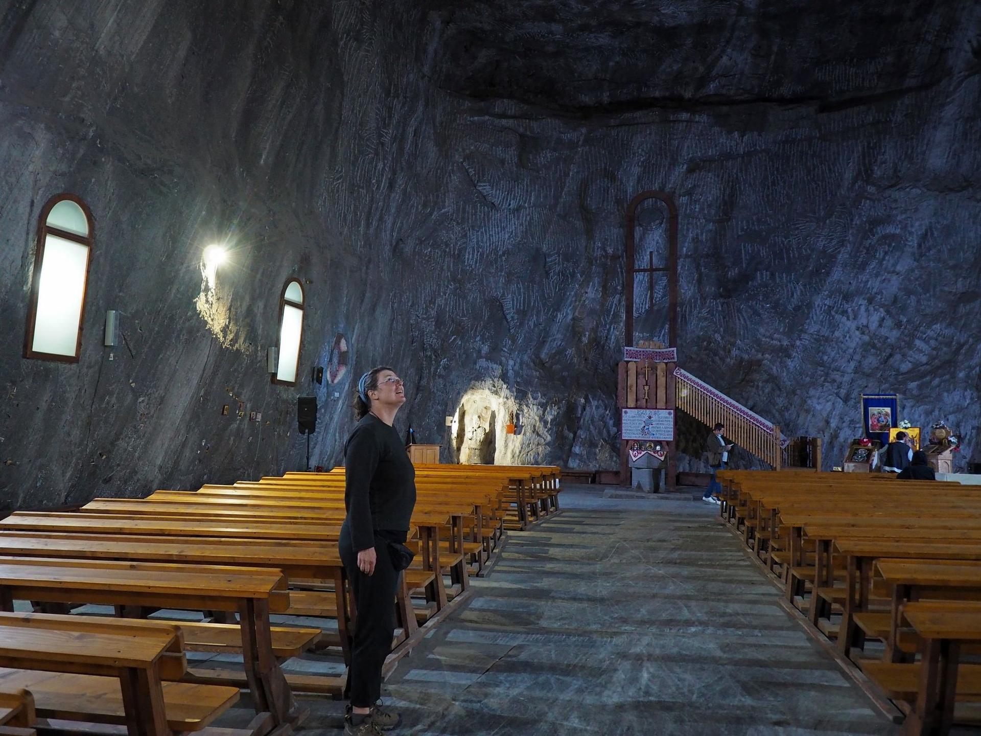 Christine, globe trotter celebră, în biserica ecumenică din celebra Salină de la Praid
