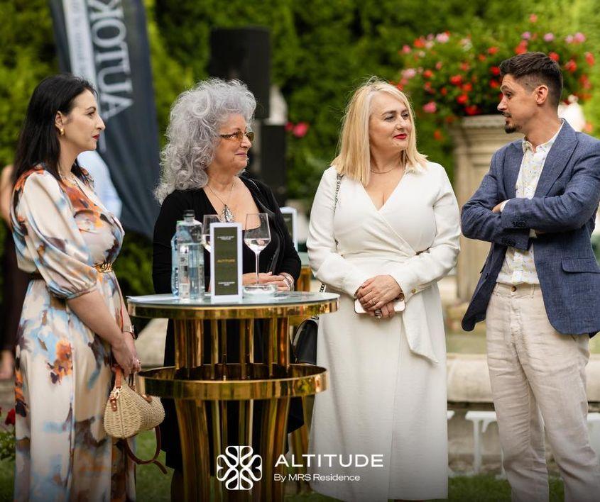 La evenimentele private organizate de Stancu sunt invitați și oficiali din primăria Sinaia, toți membrii PNL: Beniamin Gonț (drapta), consiliera PNL, Monica Maria Suvaina (în mijloc), și directoarea Școlii Gimnazială ,,George Enescu" din Sinaia, Rodica Rădulescu (lângă Gonț).Foto: Facebook MRS Residence
