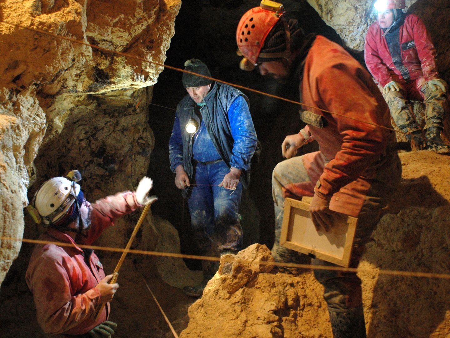 Grup de geologi cartografiind o galerie