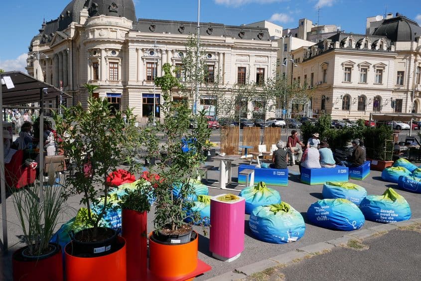 Mașinile, lipsa locurilor de stat, a umbrei și a accesului ușor la surse de apă sunt câteva dintre motivele pentru care oamenii spun că nu se opresc în Piața Revoluției. FOTO: Norbert Nemeș