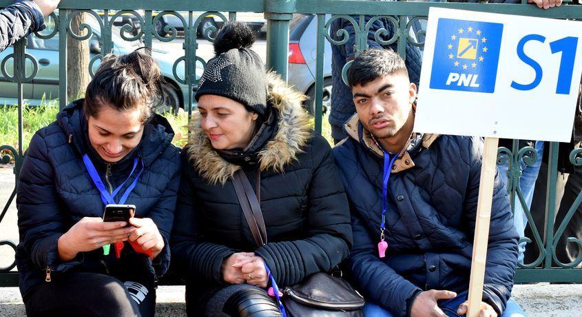 Participanți la mitingul PNL din fața Parlamentului. Foto: Iulia Marin