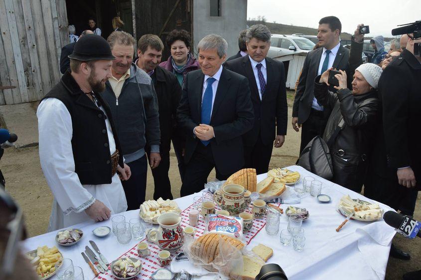 Premierul Dacian Cioloș a fost întâmpinat cu bucate produse pe plan local.