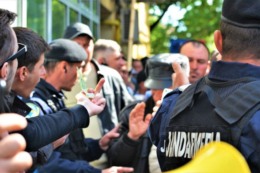 Tinerii haștagieni i-au umilit pe pesediști arătându-le degetul și hârtii de un leu