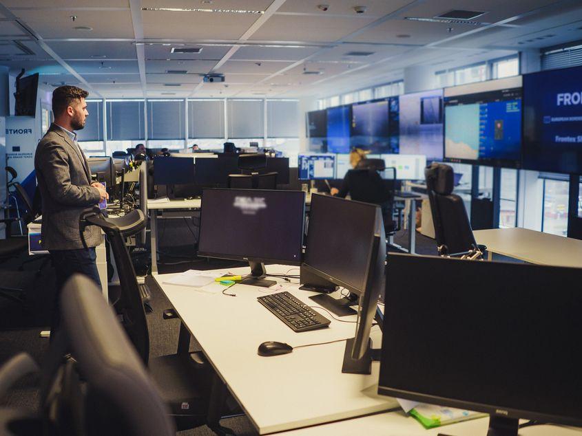 A Romanian Frontex officer explains to PressOne how EU border surveillance works. Photo: Ioana Epure