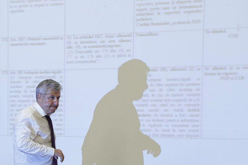 „Parte din amendamentele aduse Codului de Procedură Penală sunt proiectate pe Florin Iordache și un ecran alb în timpul unei ședințe a Comisiei Juridice, în Parlamentul României.” <em>Inquam Photos / Octav Ganea</em>